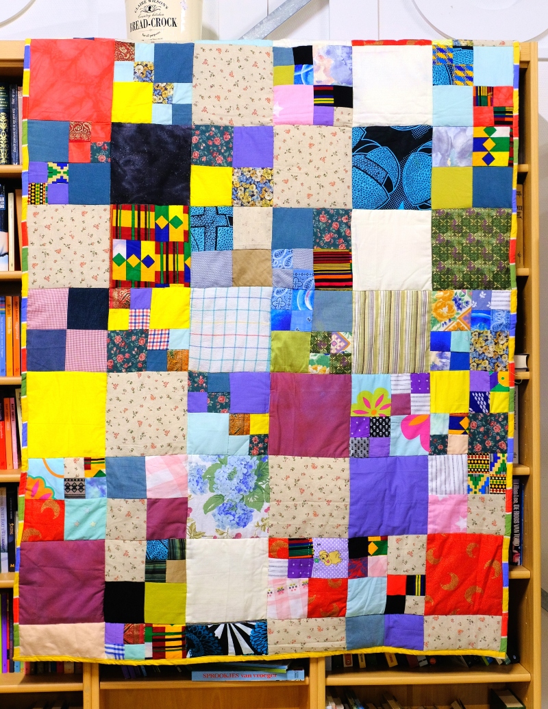 Gekleurde krachtdeken donatie quilt project. Quilt gemaakt van restjes