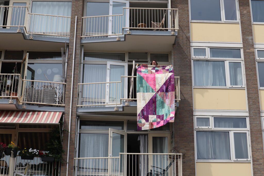 Rouwdeken voor uitvaartcentrum Marinka de Haan sfeerfoto vanaf een flatgebouw