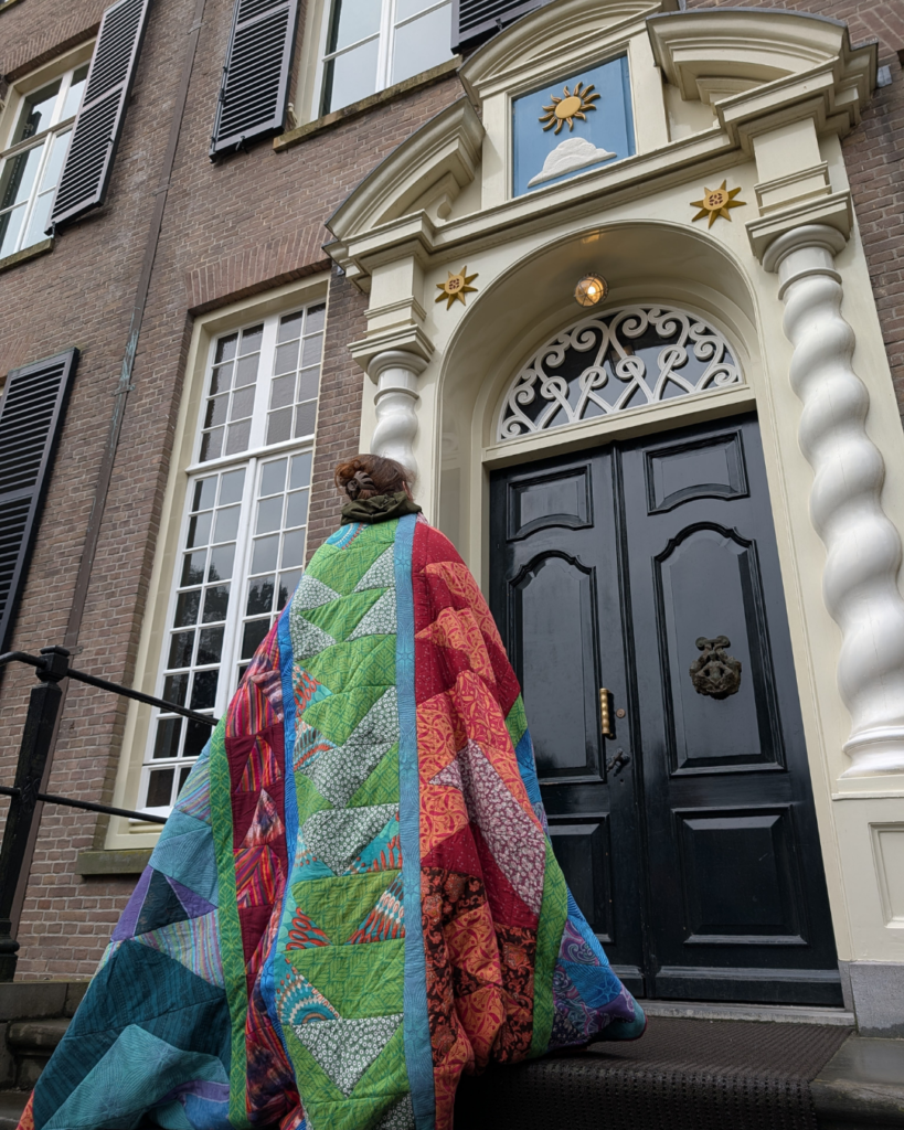 Een dame dient zich aan.  - Kick Ass Quilts fotoshoot