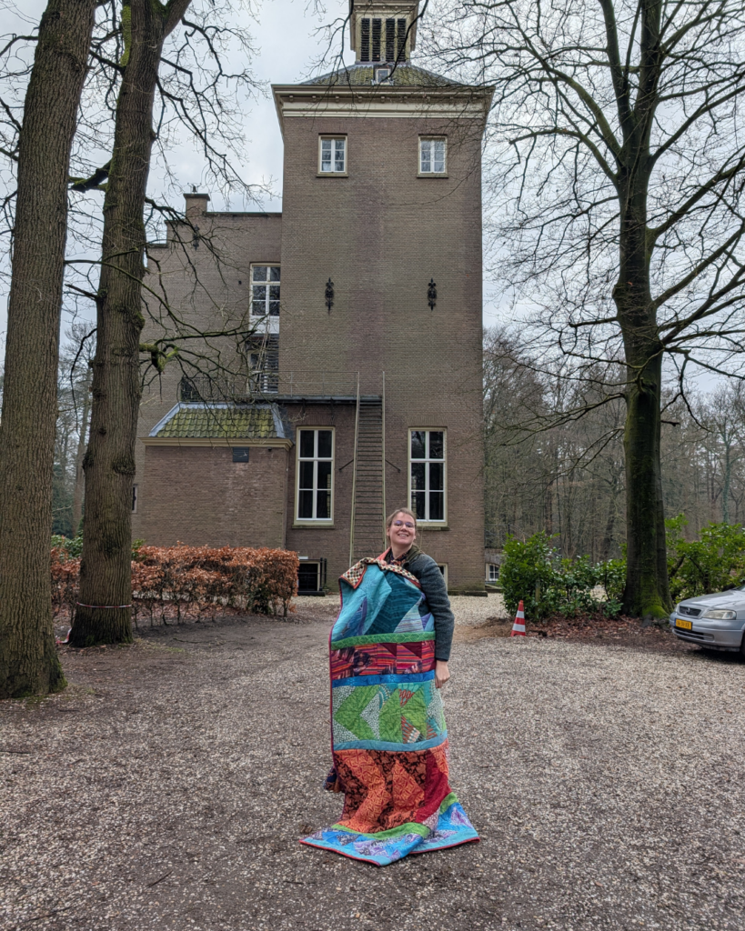 Een dame dient zich aan.  - Kick Ass Quilts fotoshoot