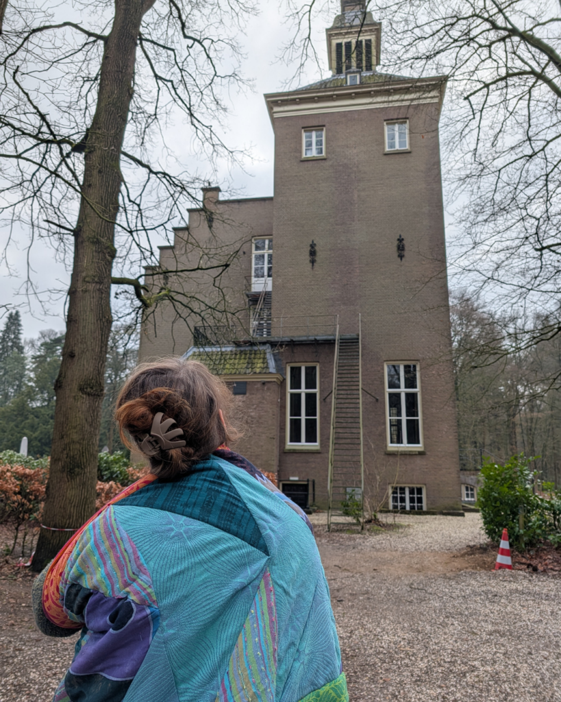 Een dame dient zich aan.  - Kick Ass Quilts fotoshoot